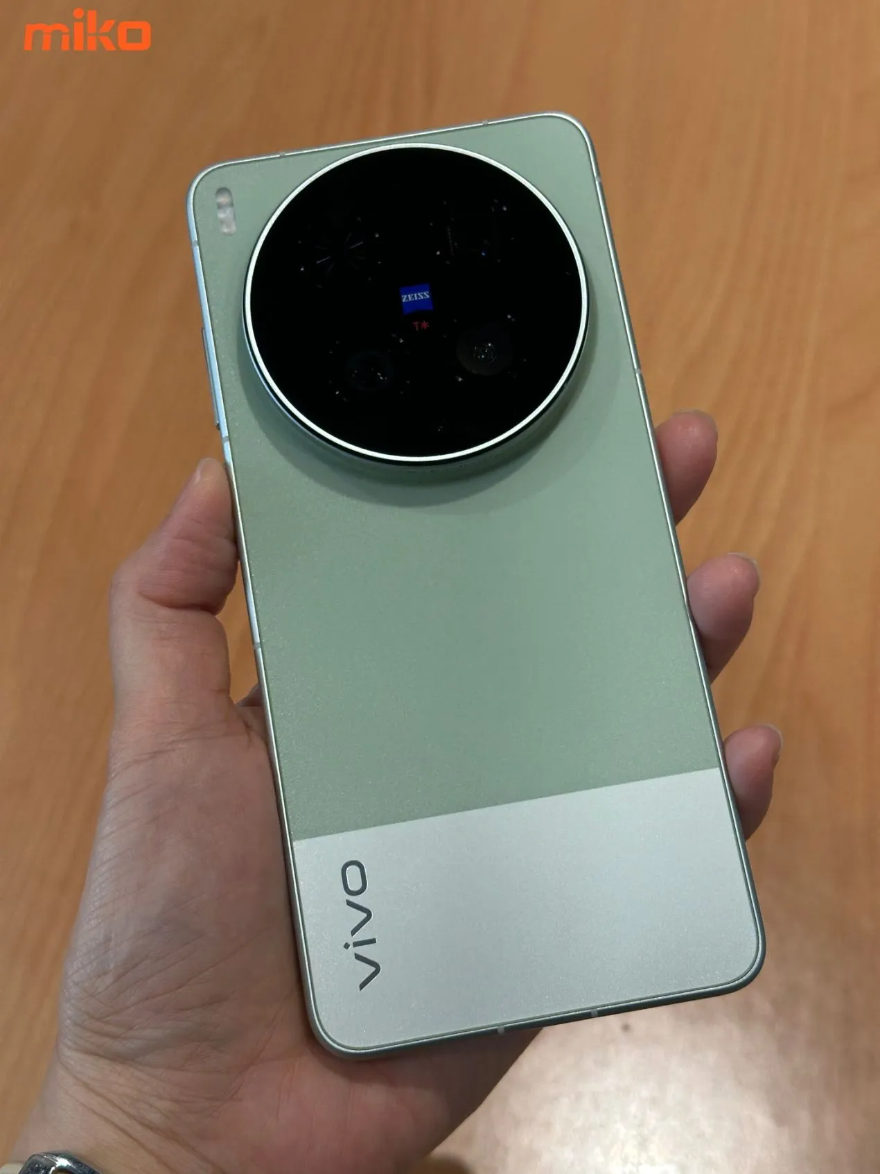 2. vivo-x300-ultra-unbox -1